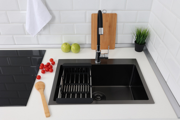 Мойка для кухни из нержавеющей стали Alcora Berlin 580*480 мм, Nano Black с сифоном