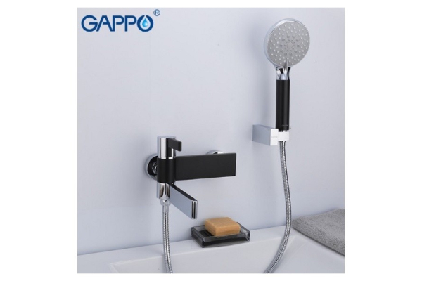 Смеситель для ванны Gappo G3281 излив является переключением на лейку с коротким носиком чёрный/хром