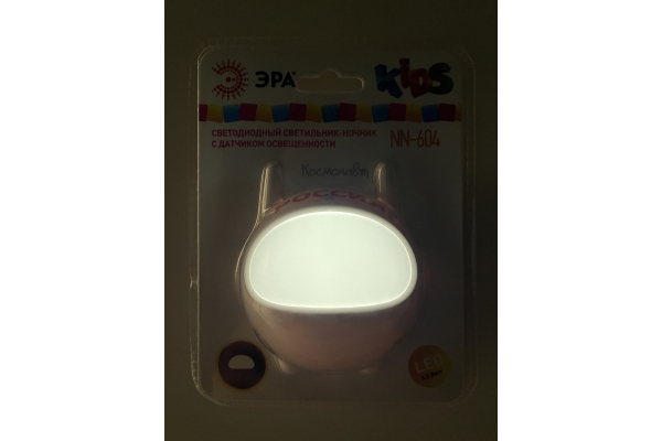 Ночник - светильник светодиодный ЭРА NN-604-LS-W в розетку с датчиком освещенности белый