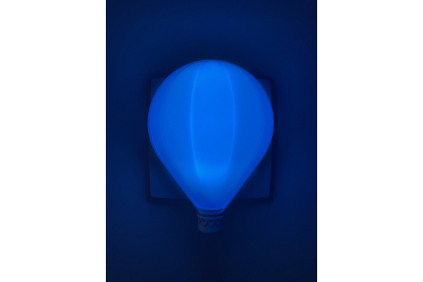 Ночник - светильник светодиодный ЭРА NN-607-LS-BU в розетку с датчиком освещенности синий