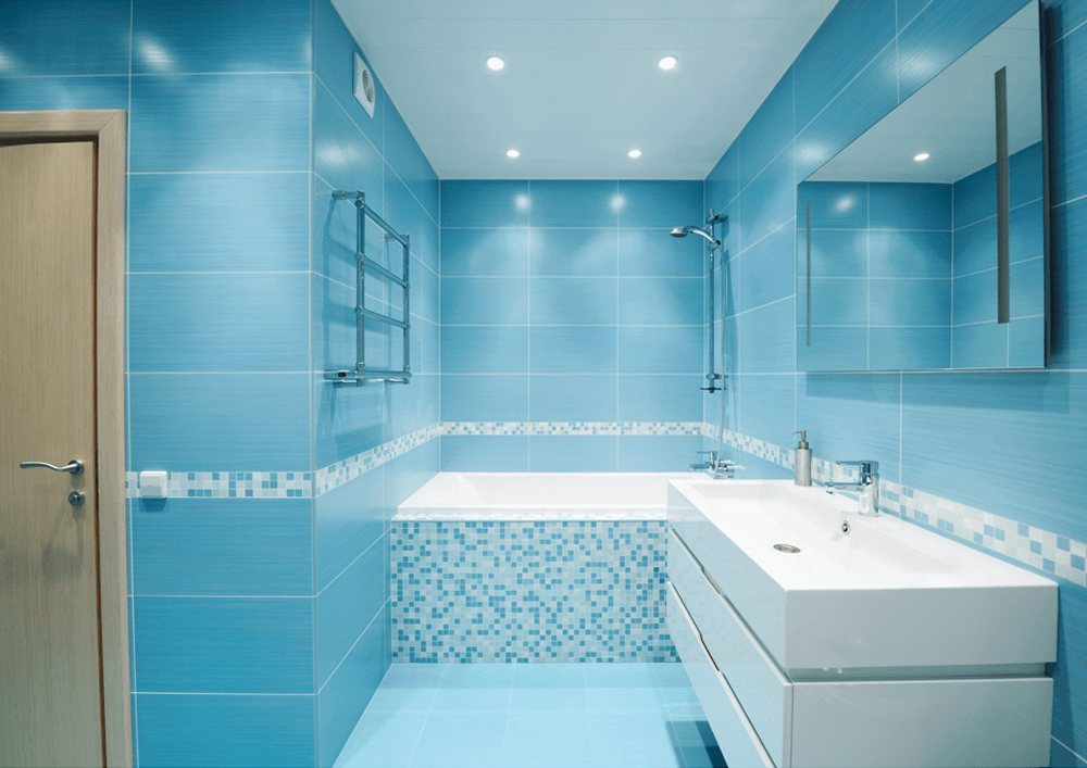 Голубая плитка в дизайне ванной комнаты