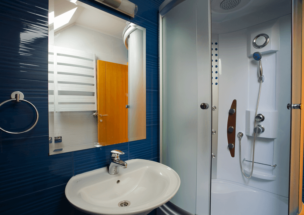 Синяя плитка в дизайне ванной комнаты