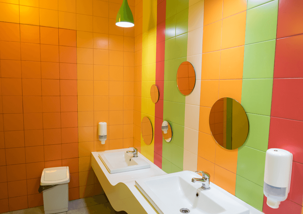 Оранжевая плитка в дизайне ванной комнаты - 1