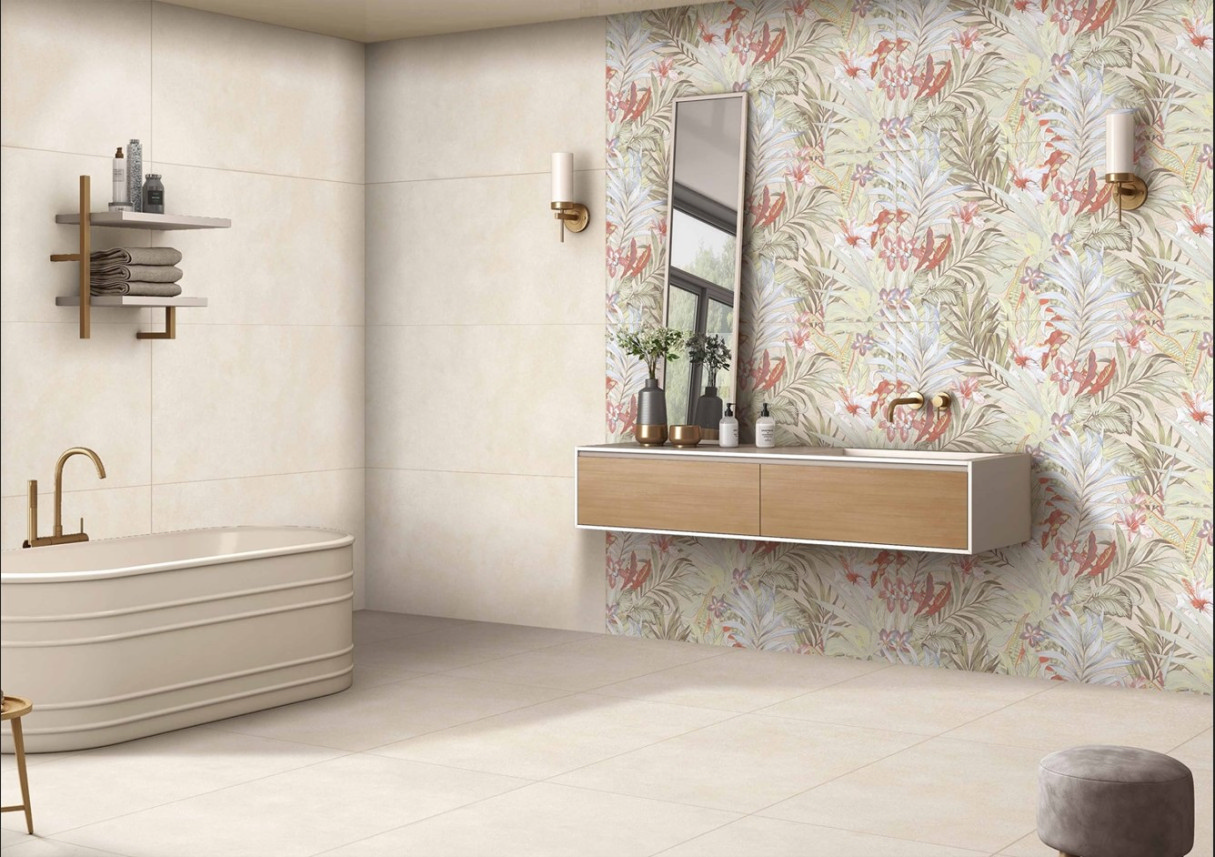 Ванная с бежевым керамогранитом и декором с листьями