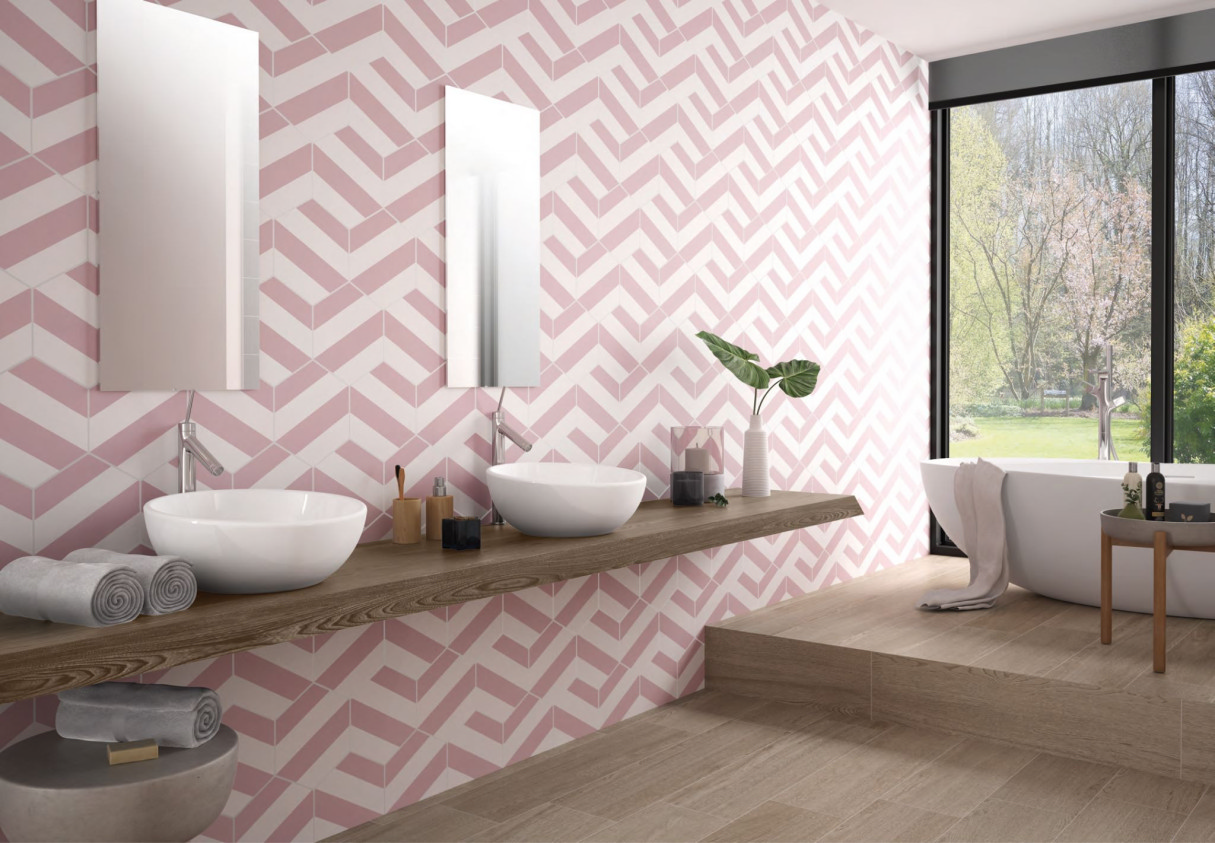 Пол из гексагональной плитки с розовым шевроном в ванной