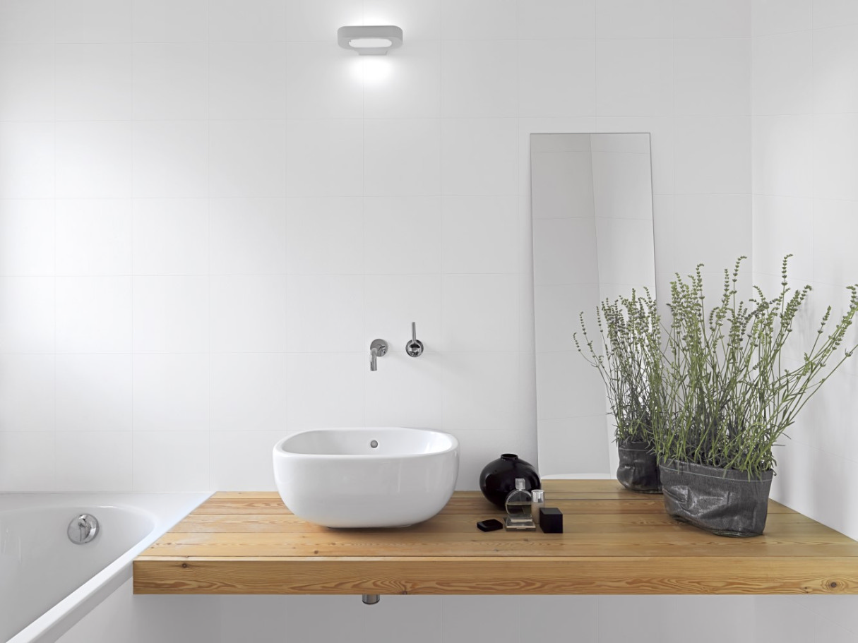 Белая матовая плитка в ванной с деревянной столешницей