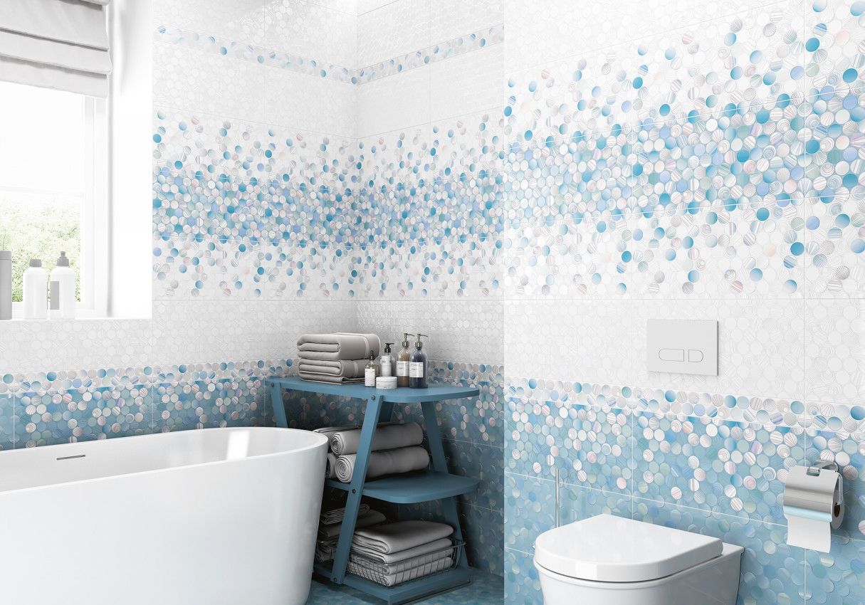 Ванная с мозаичной плиткой, сине-белые круги, белая ванна