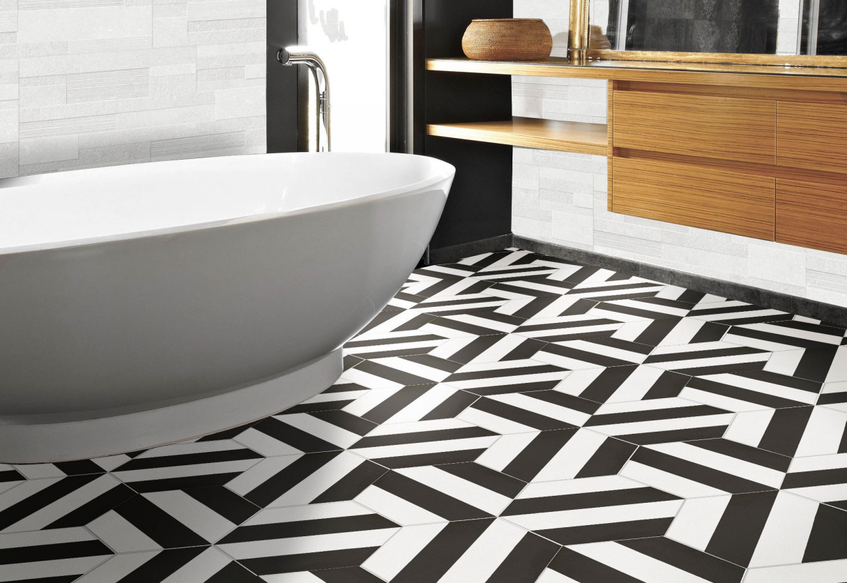 Пол из черно-белой гексагональной плитки в ванной