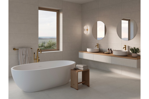 Современная ванная с двойным столиком, белой ванной и окном