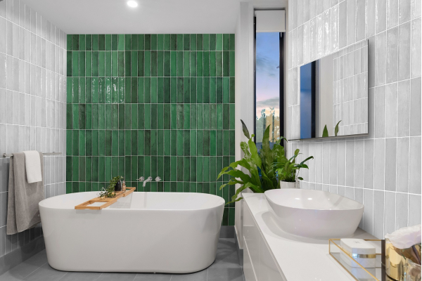 Ванная комната с зеленой плиткой в природном стиле