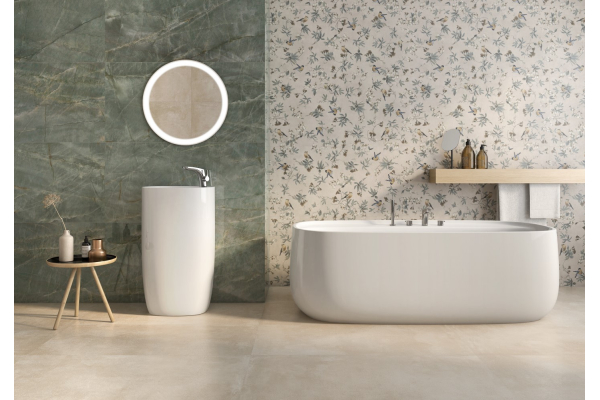 Ванная с круглым зеркалом и зеленой плиткой