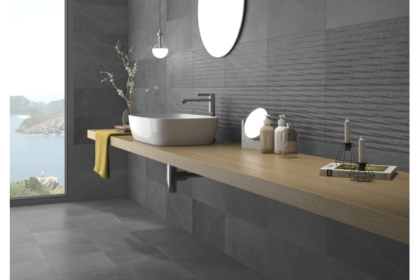 Ванная в серых тонах с панорамным окном