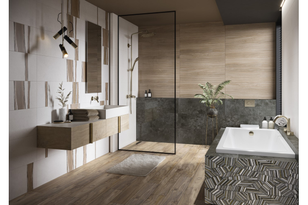 Уютная ванная с душем и деревянным полом