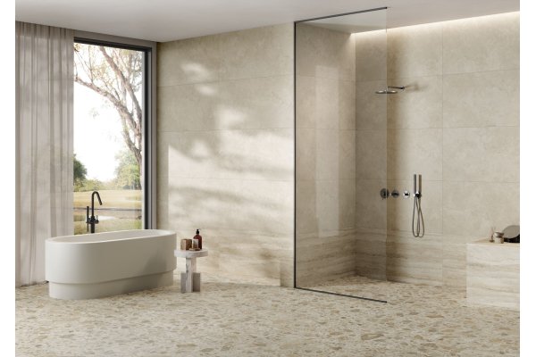 Ванная в бежевых тонах с панорамным окном