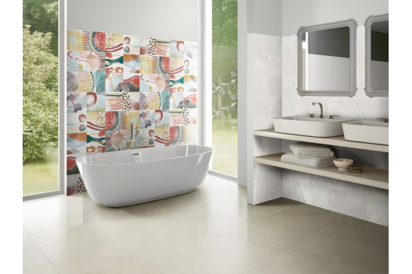 Ванная с акцентной плиткой и панорамными окнами