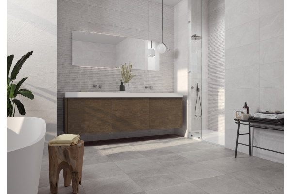 Просторная ванная с раковиной под дерево