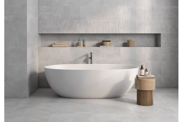 Ванная в серых тонах с белой ванной