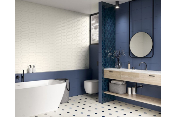 Синяя плитка в дизайне ванной комнаты