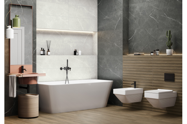 Современная ванная с мраморной плиткой и подсветкой