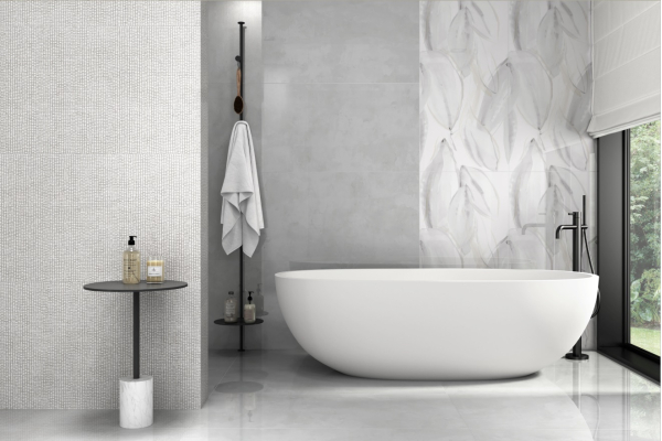 Ванная комната в спокойных тонах с панорамным окном