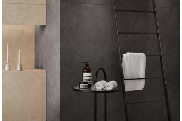 Средства для ухода на столике в ванной