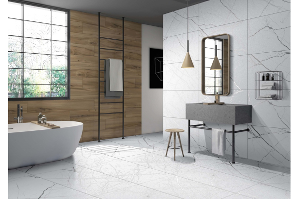 Просторная ванная с плиткой под мрамор и дерево