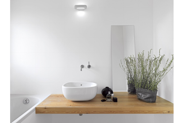 Небольшая ванная с деревянной столешницей 
