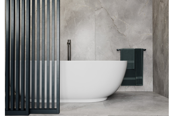 Ванная в спокойных тонах с мраморной плиткой