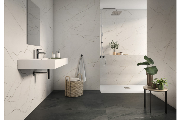 Просторная ванная с мраморной плиткой и растениями