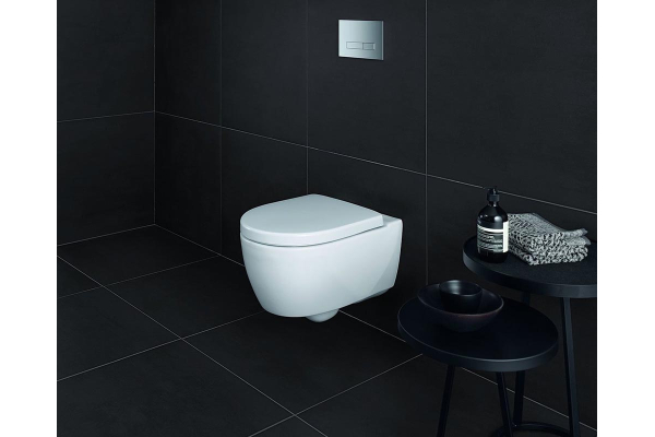 Подвесной унитаз в ванной с черной плиткой
