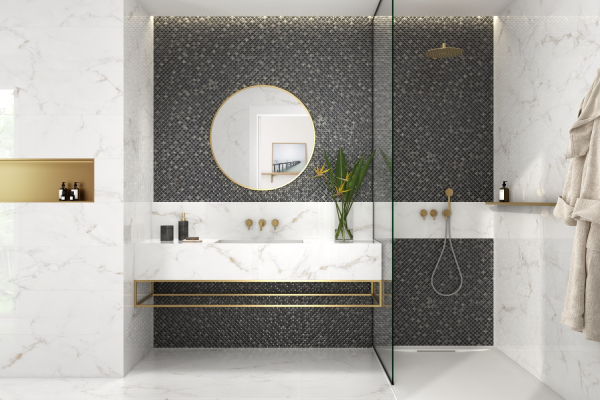 Небольшая ванная с душем и подвесной раковиной