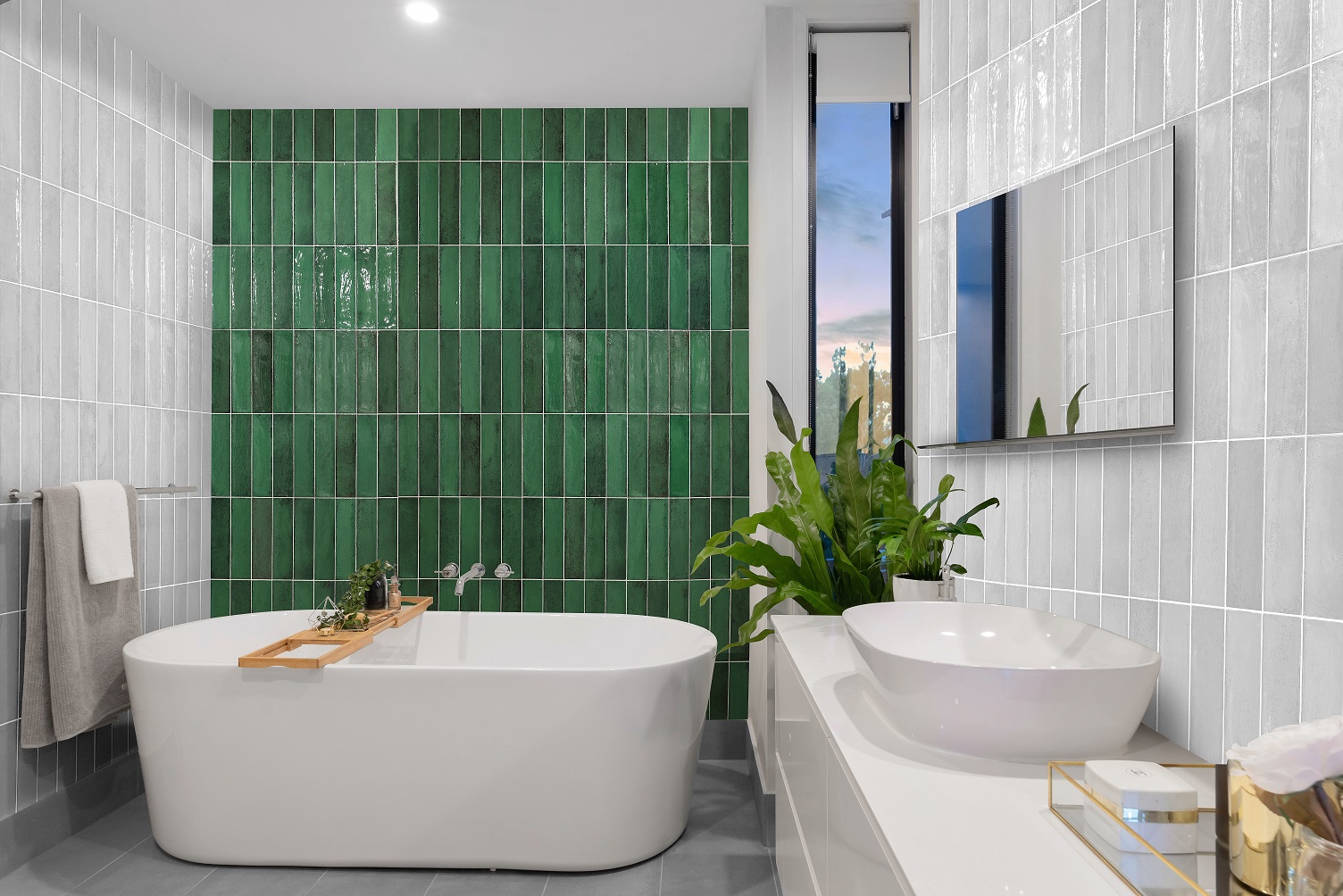 Ванная комната с зеленой плиткой в природном стиле