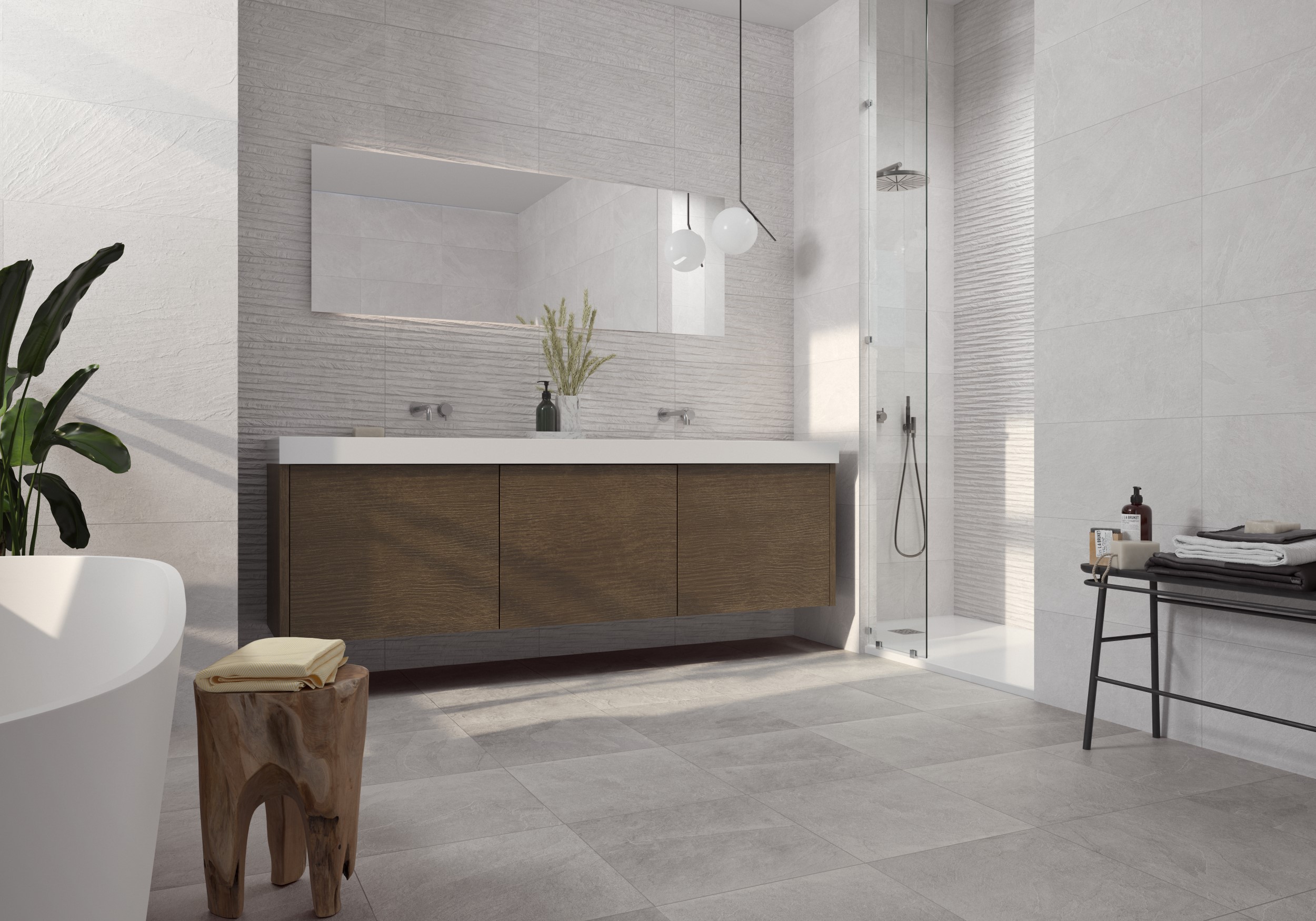 Просторная ванная с раковиной под дерево