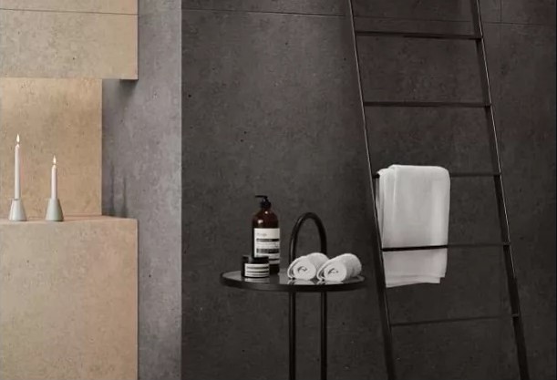 Средства для ухода на столике в ванной