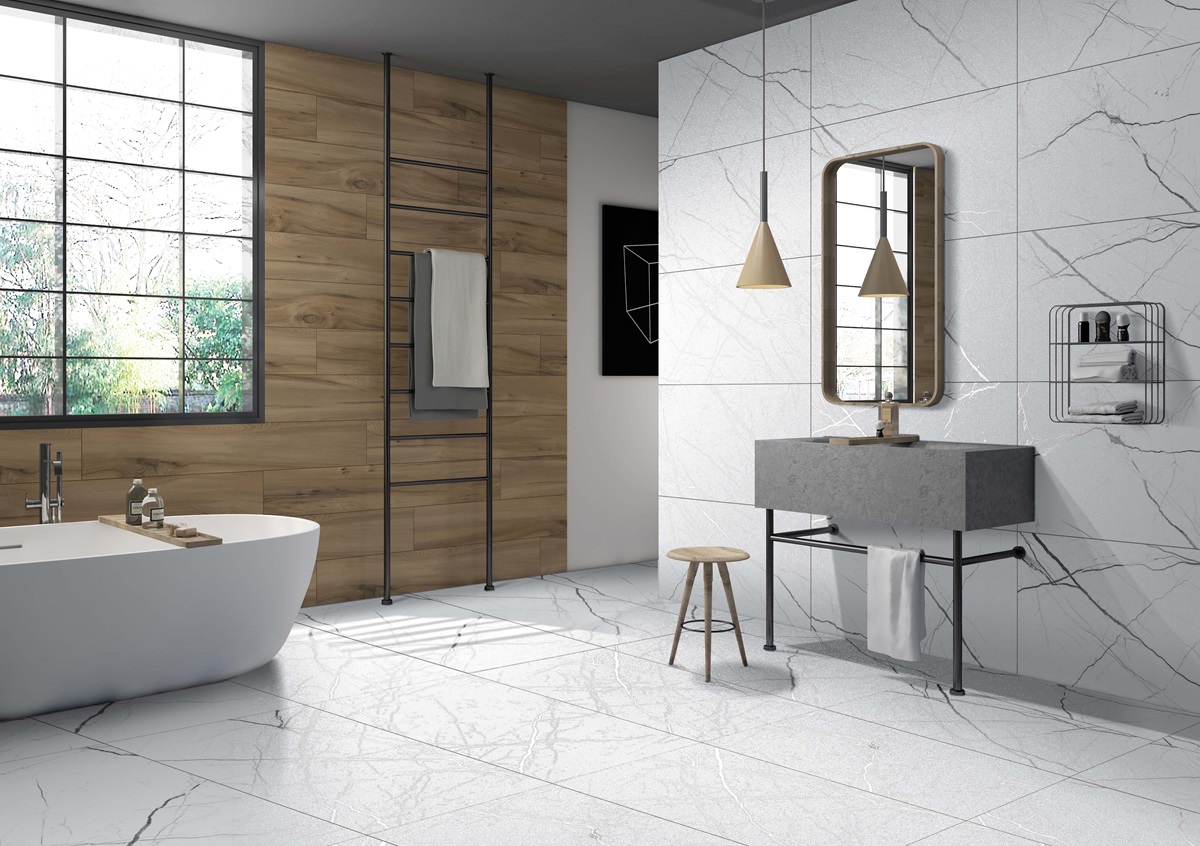 Просторная ванная с плиткой под мрамор и дерево