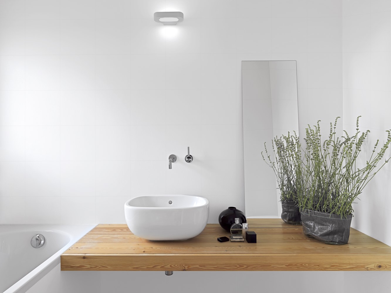 Небольшая ванная с деревянной столешницей 