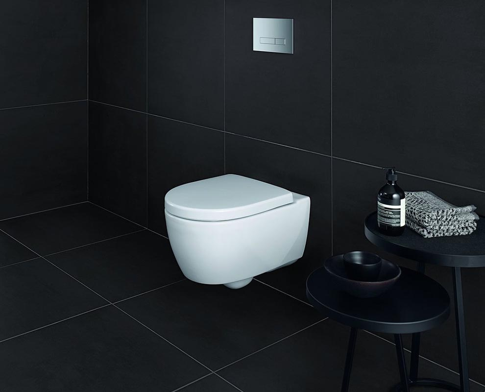 Подвесной унитаз в ванной с черной плиткой