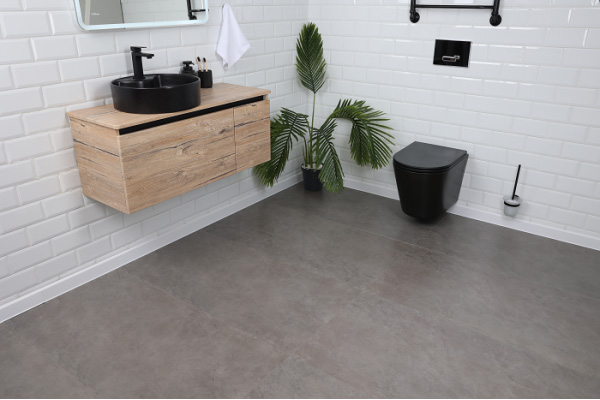 Ванная с чёрным унитазом, раковиной и растением