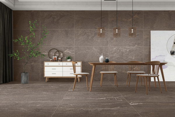 Обеденная зона с большим столом и коричневым керамогранитом