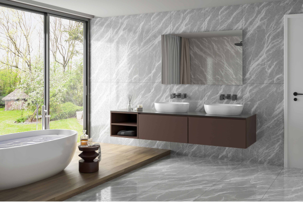 Просторная ванная с двойной раковиной и серым керамогранитом