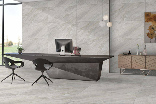 Рабочая зона в серых тонах с чёрным столом