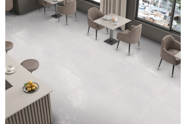 Небольшое кафе с столами у окна и светлым керамогранитом