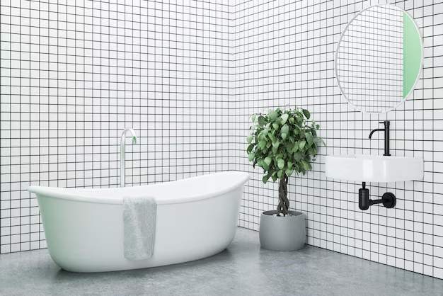 Ванная комната с белой плиткой и серым полом, с ванной с серым полотенцем. Ванная комната с белой плиткой на стенах и серым полом. .