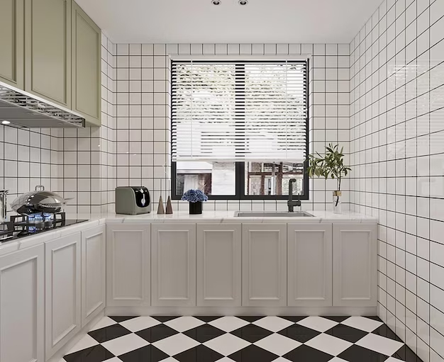 Кухня с белыми шкафами и черно-белым полом. Кухня с белой плиткой на стенах, пол выполнен в черно-белую клетку.