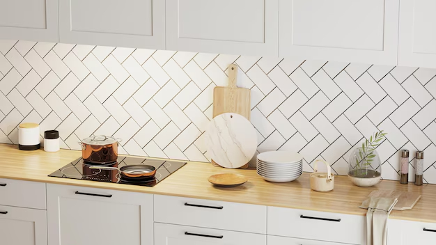 Кухня с белыми шкафами и белой плиткой на стенах. Кухня с белыми шкафами и плиткой на стенах и посудой.