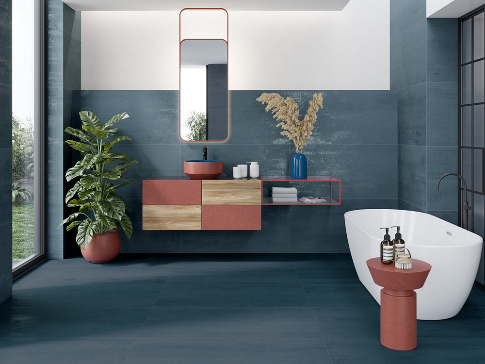 Ванная с мраморным полом, раковиной, зеркалом и растениями.