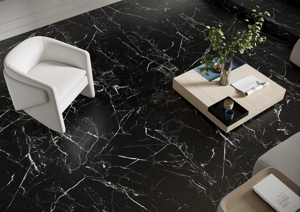 Интерьер комнаты с мраморным полом, белым креслом и кофейным столиком с растением.