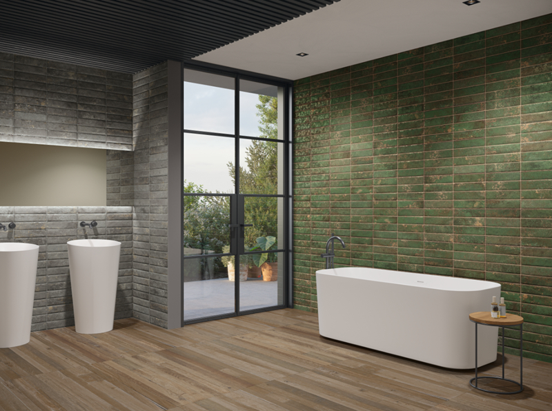 Интерьер ванной комнаты с мраморным полом, ванной, раковинами и зелеными стенами.