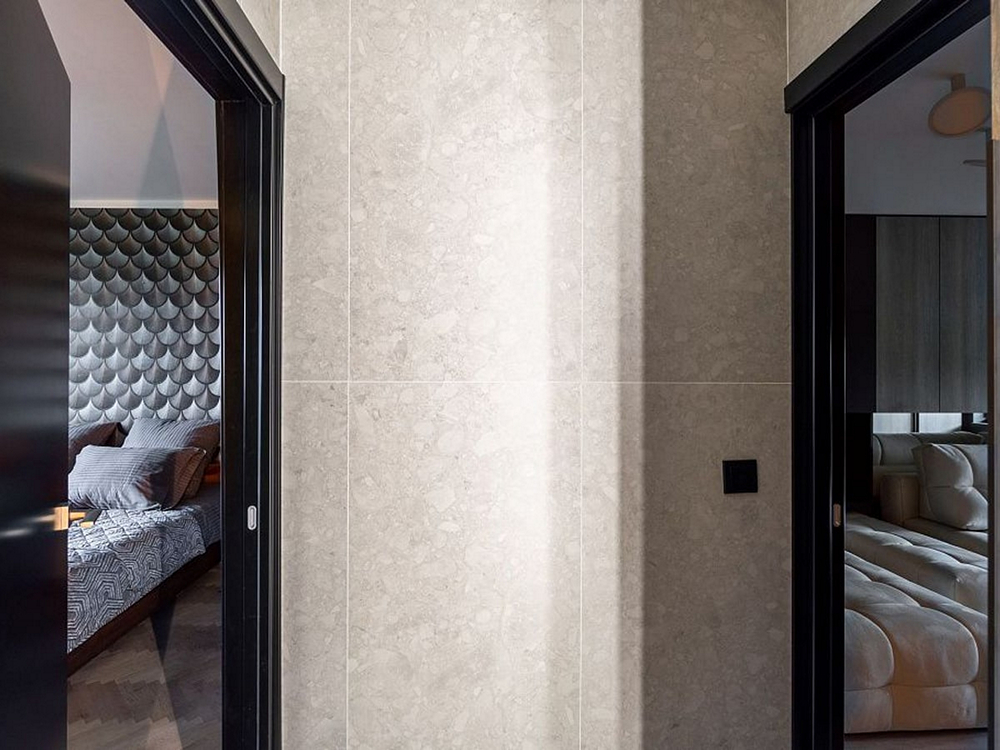 Интерьер с мраморной плиткой на стенах в прихожей.