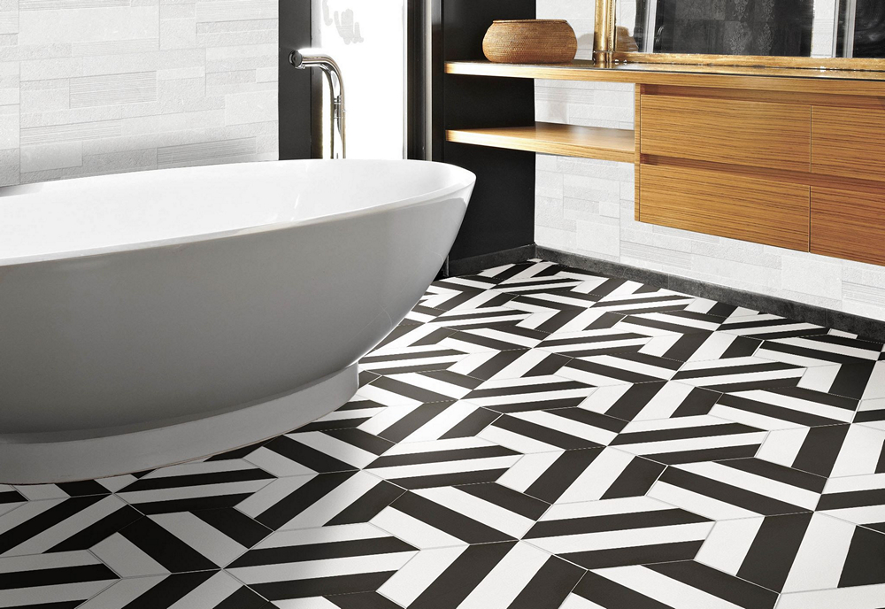 Ванная комната с черно-белым полом в шахматном порядке, ванной и деревянной полкой.